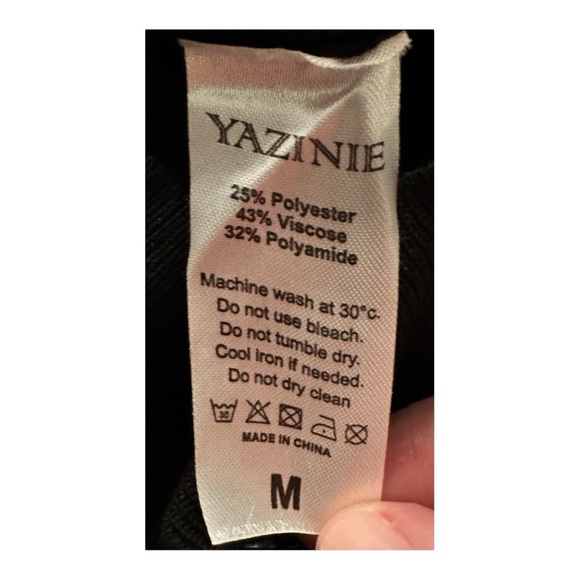 NWT Black Cropped Ribbed Long Sleeve Sweater Front Cut Out Women’s Size M - Picture 4 of 4